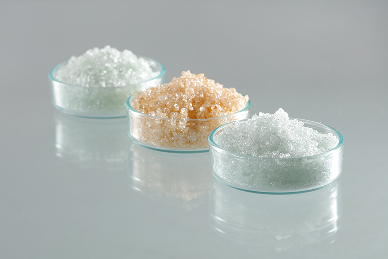 釉薬(セラミックスタイル用)の3種類(白色、赤色系、ホワイト系)をシャーレに入れた粉イメージ画像