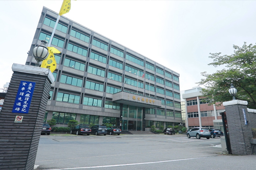 China Glaze (CG) is a photograph of the head office of a Taiwanese glass fine powder manufacturer.