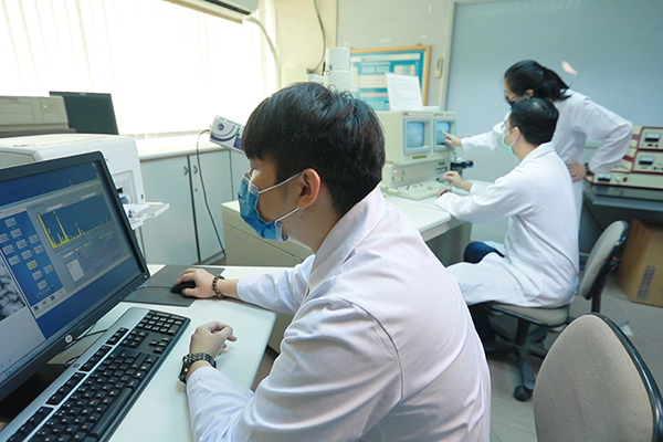 Image of staff developing new glass powder material