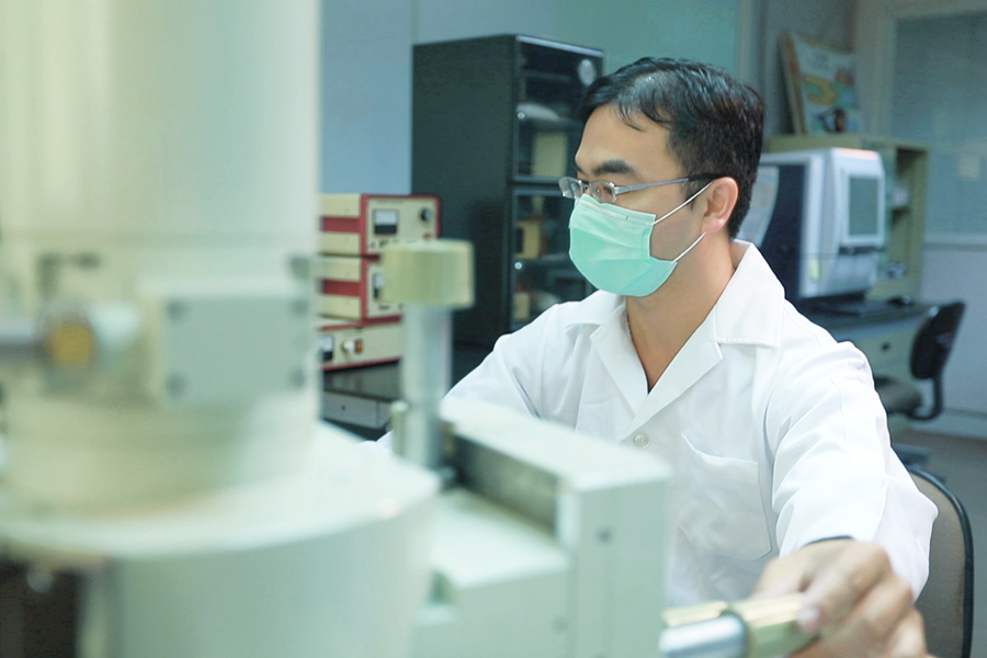 CG Japan is a manufacturer of fine glass powder in Taiwan, and a photo of the staff working on the composition of glass.